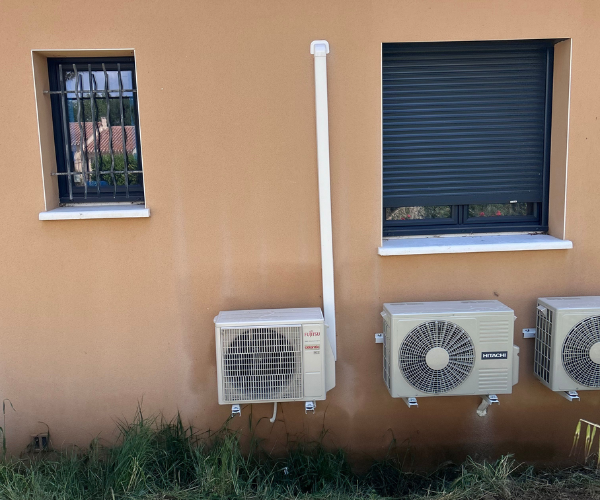 Des climatisation exterieurs mise en place par Arzeo a l'arriere d'une maison